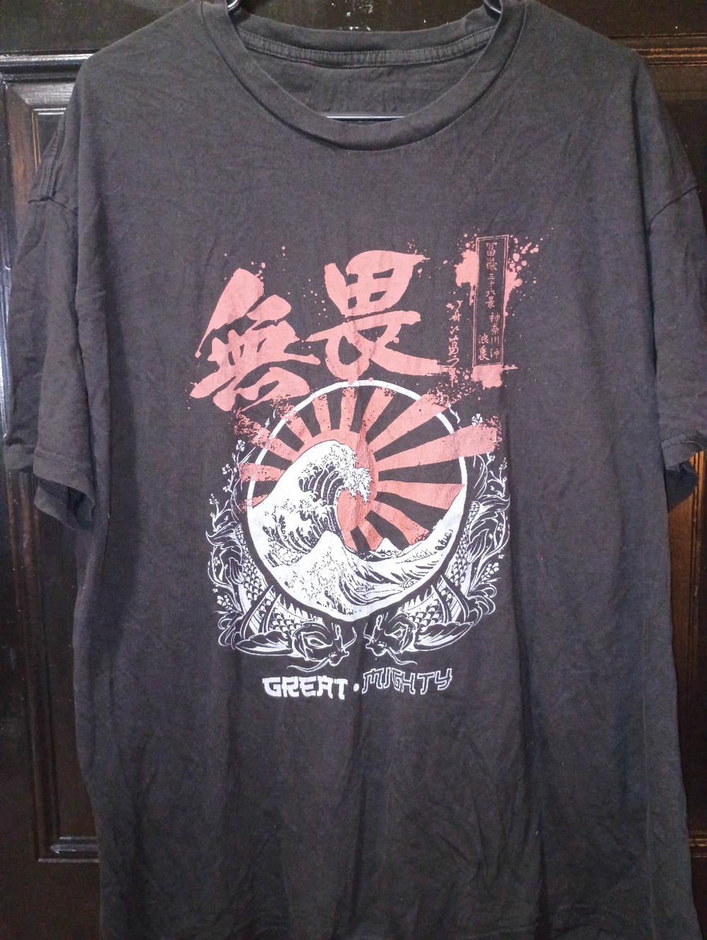 Men's "The Great Wave Off Kanagawa" Artwork Along w/Stylized Koi Fish size 3Xl